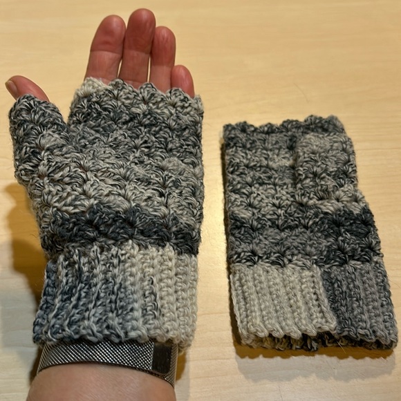 Handmade fingerless mittens - Picture 1 of 6